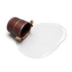 Cubo con agua derramada